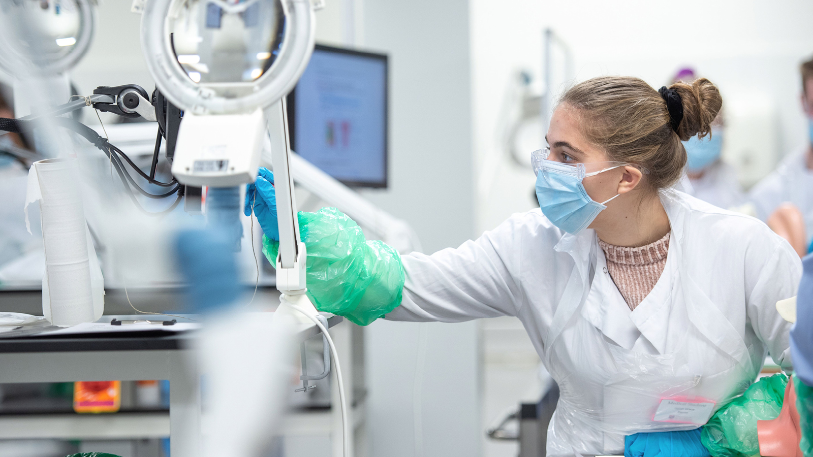 Student in a laboratory wearing facemask.